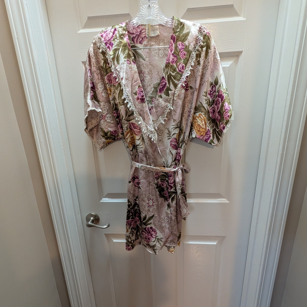Floral Elegance Women's Robe with Lace Trim